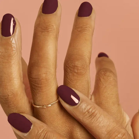 Vegan & 21-free Nail Polish - T'as Ben Raisin on nails